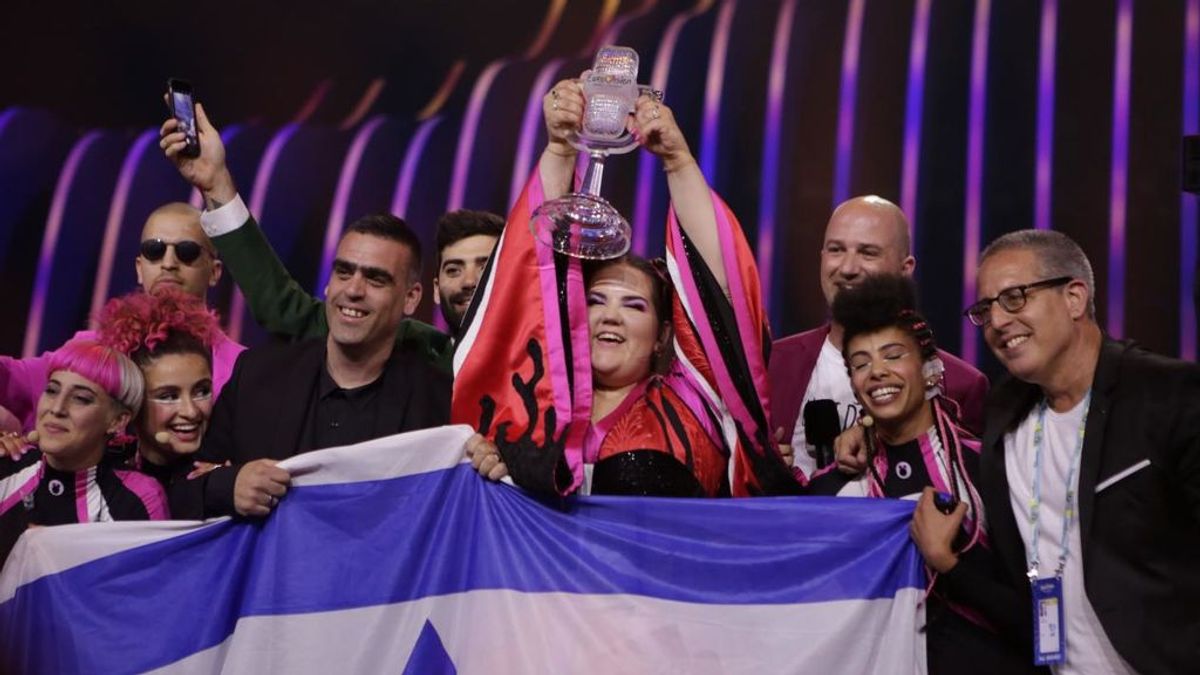 Netta levanta el micrófono de cristal tal ganar el Festival de Eurovisión 2018.