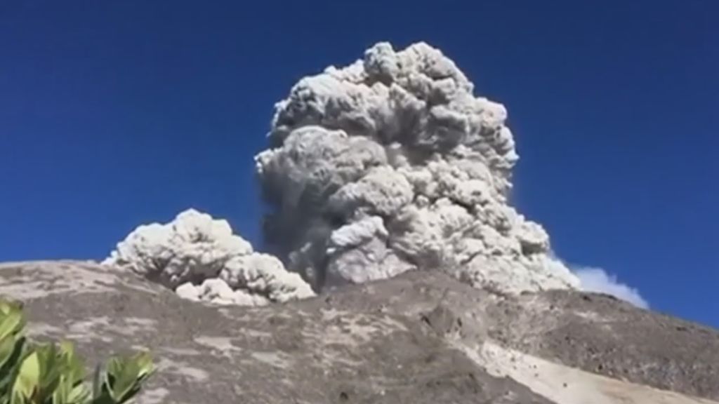 El susto de unos excursionistas tras la erupción del volcán Merapi