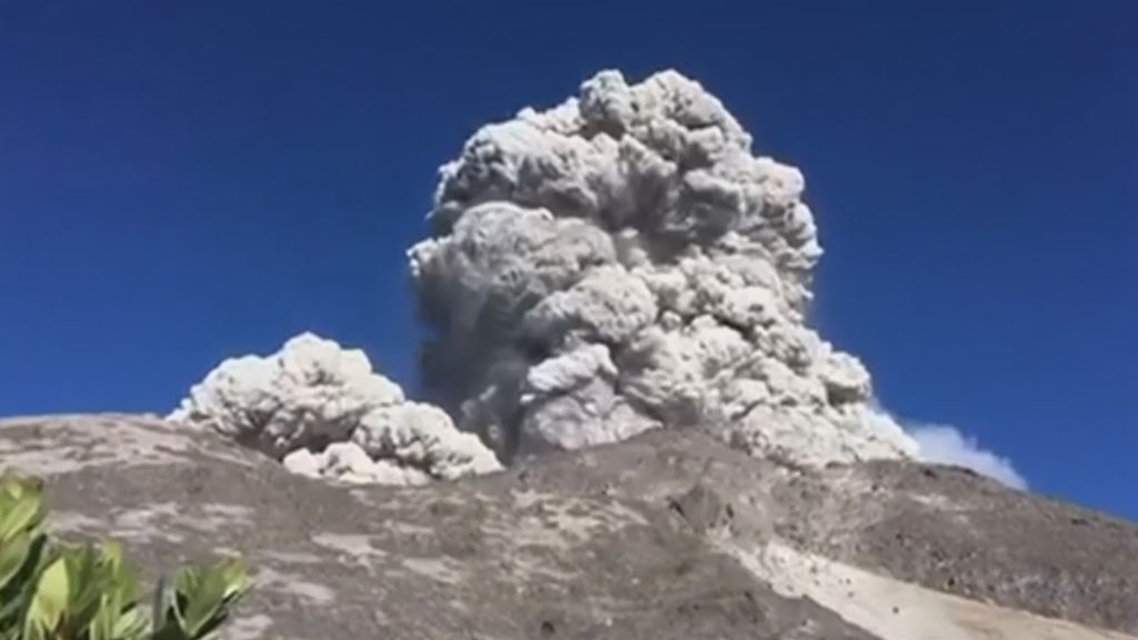 La erupción del volcán Merapi pilla desprevenidos a un grupo de excursionistas