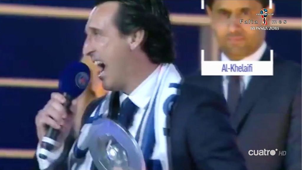 La cara de Al-Khelaifi al ver la celebración de Emery con los hinchas del PSG en el día de su despedida