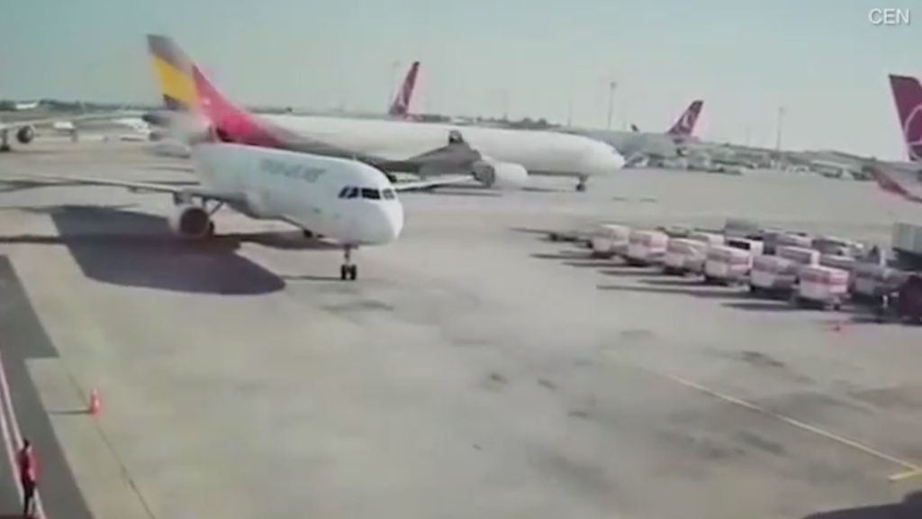 El angustioso momento en el que un avión se lleva por delante la cola de otro