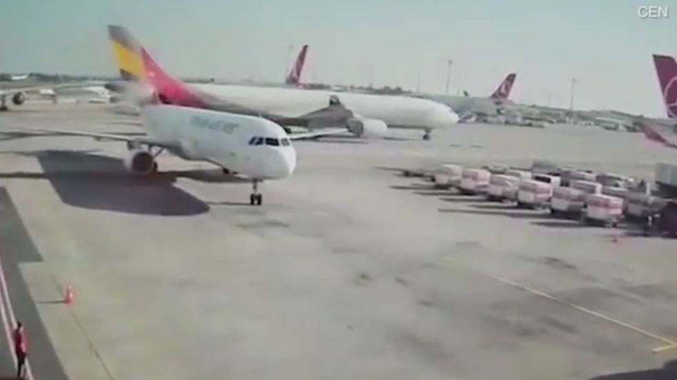 Resultado de imagen para Asiana Airlines choque turquia cola avion