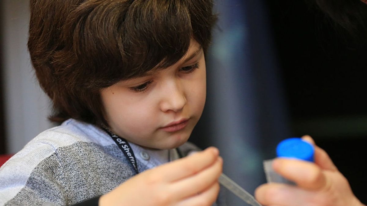 Un niño con autismo sufre acoso y recibe “el mejor regalo” Un niño con autismo sufre acoso y recibe “el mejor regalo”