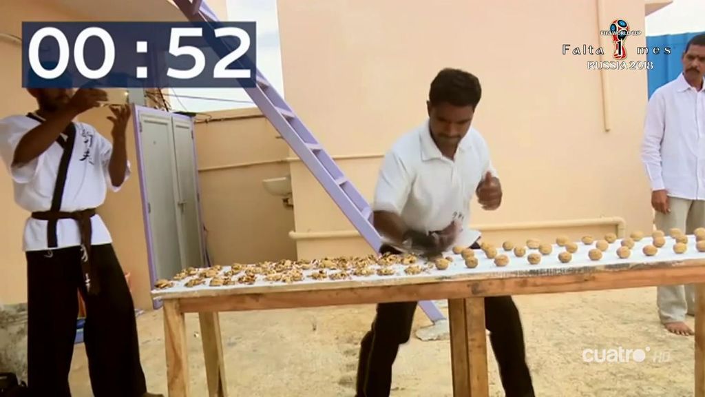 El récord del mundo de Prahbakar Reddy rompiendo 212 nueces en tan solo un minuto