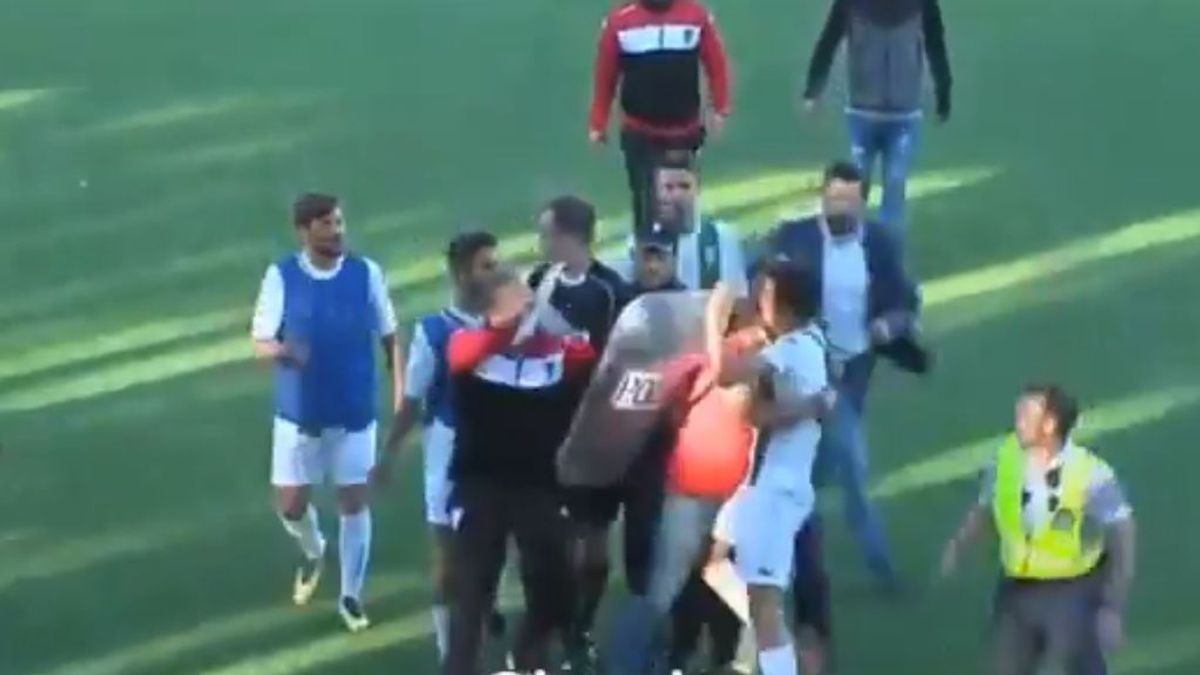 El Mérida se salva del descenso con dos goles en el descuento y se monta una vergonzosa batalla campal con jugadores del Córdoba B El Mérida se salva del descenso con dos goles en el descuento y se monta una vergonzosa batalla campal con jugadores del Córdoba B