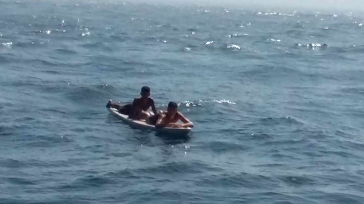 Rescatan a un joven que trataba de cruzar el Estrecho sobre una tabla de surf