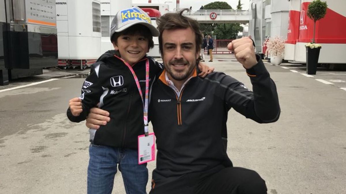 Fernando Alonso conoce a un pequeño fan que se convirtió en protagonista en Montmeló