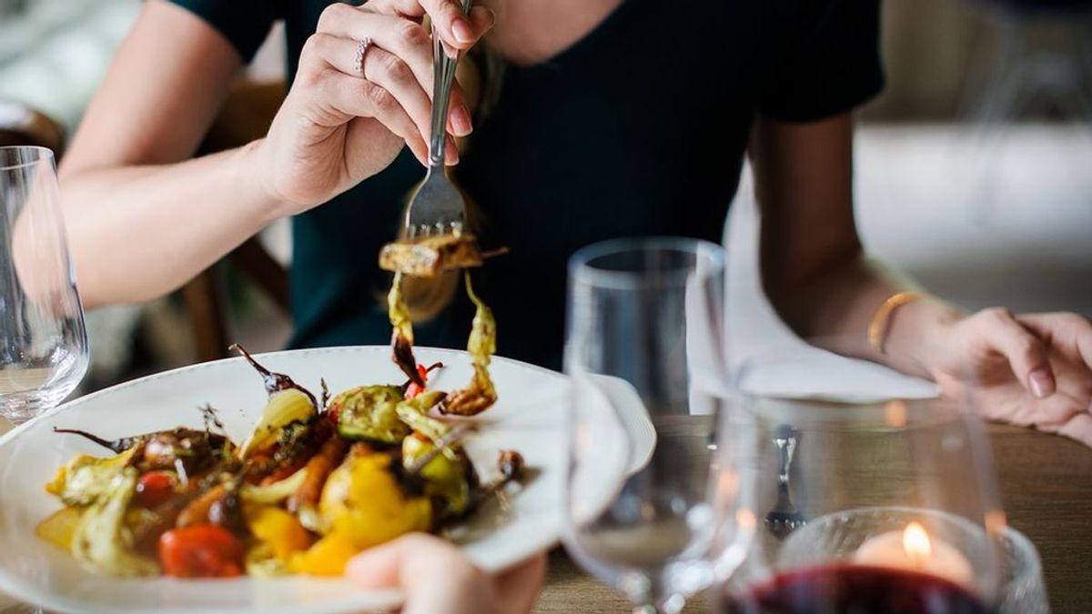 Un estudio revela que cenar a las tres de la tarde mejora notablemente la salud