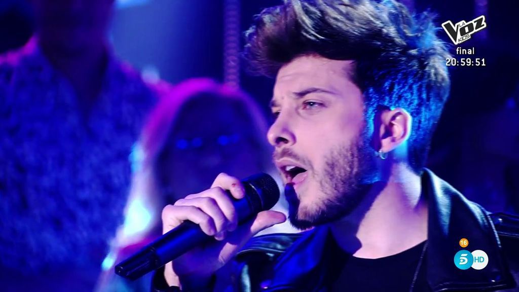 Blas Cantó pone en pie el plató de 'Supervivientes' con su 'Él no soy yo'