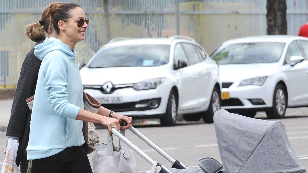 En chándal, gafas de sol y haciendo la compra: Eva González sale de paseo con el pequeño Cayetano