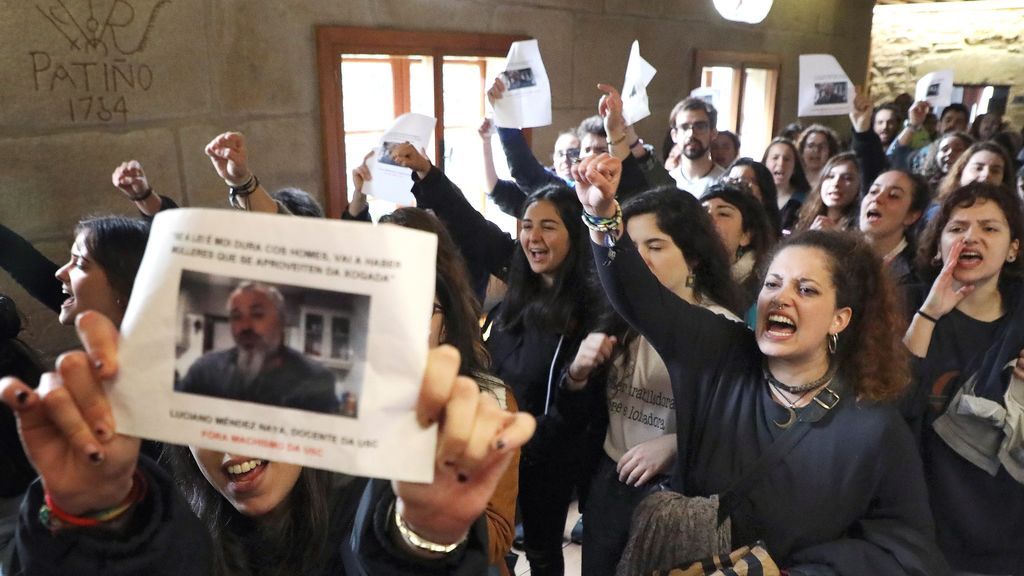 Protesta contra el profesor gallego que defendió a La Manada:  "Fuera machistas de la USC"