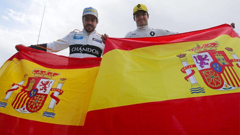 Alonso y Sainz celebran con la bandera de España la carrera de Montmeló, donde sonó durante dos minutos el himno de Cataluña
