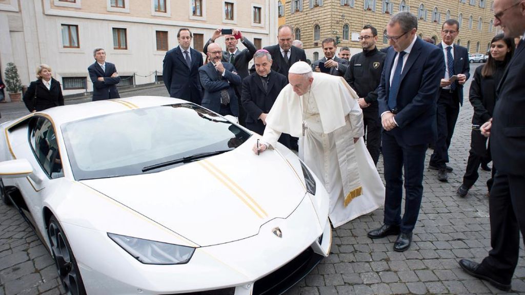 El Lamborghini del Papa, coche de alquiler en Murcia