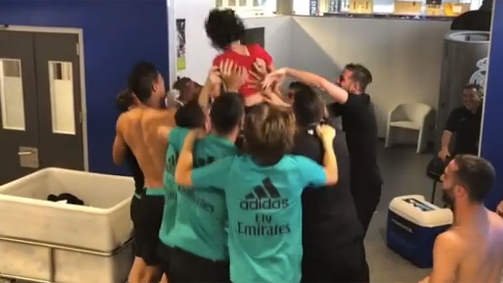 El hijo de Marcelo es manteado por el vestuario del Madrid tras cumplir un divertido reto