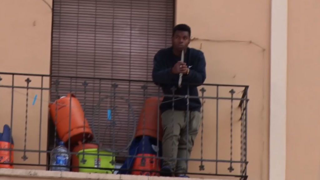 Un negociador de la policía convence a un joven armado en un balcón lleno de bombonas