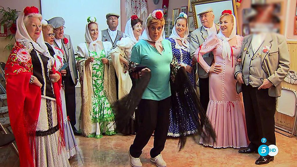 Chelo Gª Cortés aprende a bailar el chotis en su nueva sección: 'Bienvenida Mrs. Chelo'