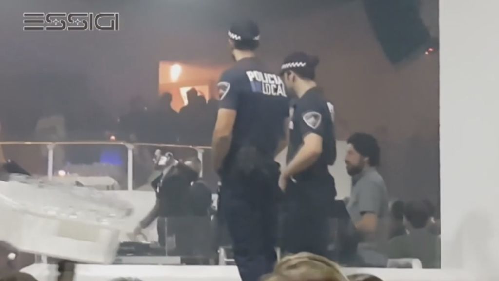 Parecían policías regulando el tráfico en Ibiza, pero eran gogós de una discoteca