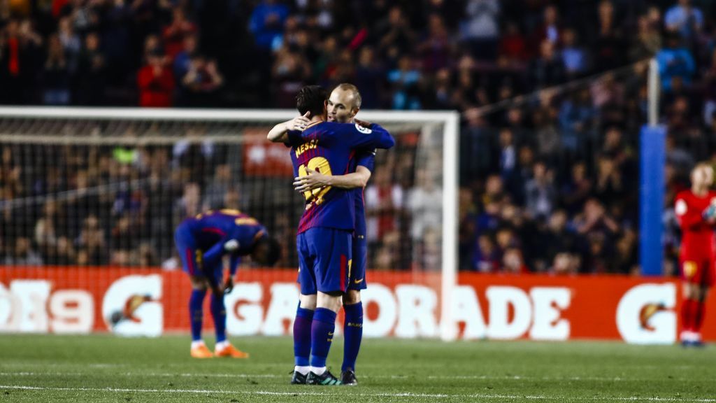 Messi enseña el regalo más personal que le ha hecho Iniesta antes de irse del Barça