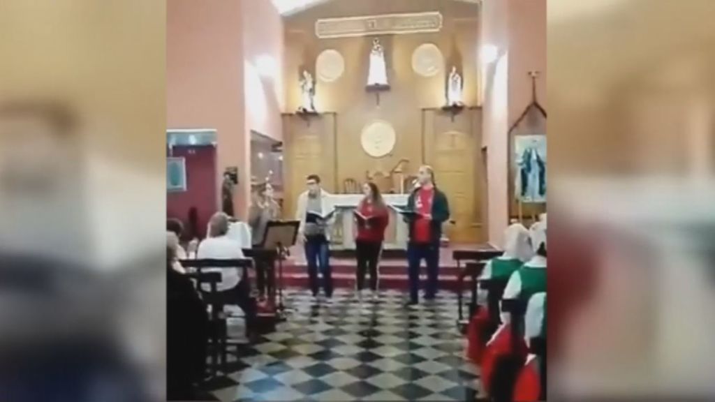 Una mujer interrumpe a gritos el coro de una iglesia reclamando que le aparten un coche