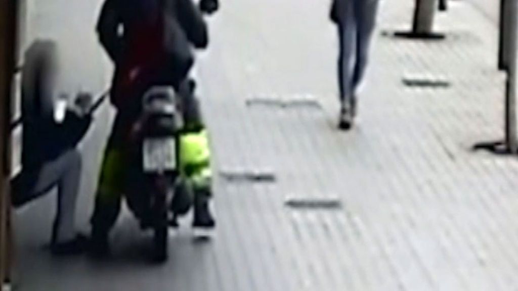 Arrestan a un ladrón en moto que robaba bolsos a golpe de tirones en Barcelona