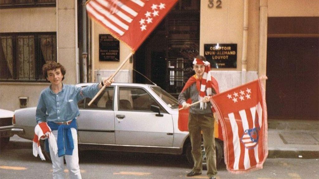 La imagen de dos aficionados Atléticos en Lyon… ¡32 años después!