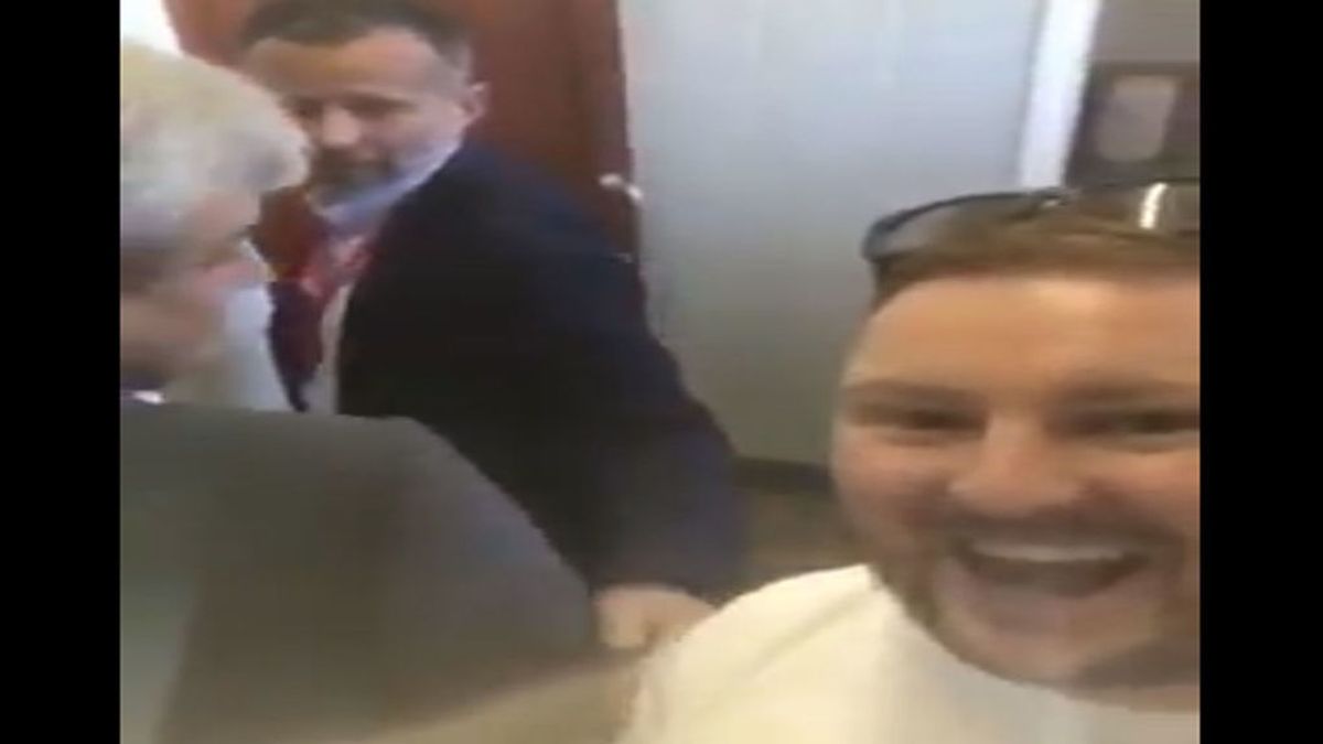 Un aficionado provoca el enfado de Ryan Giggs por hacerle un vídeo mientras está orinando