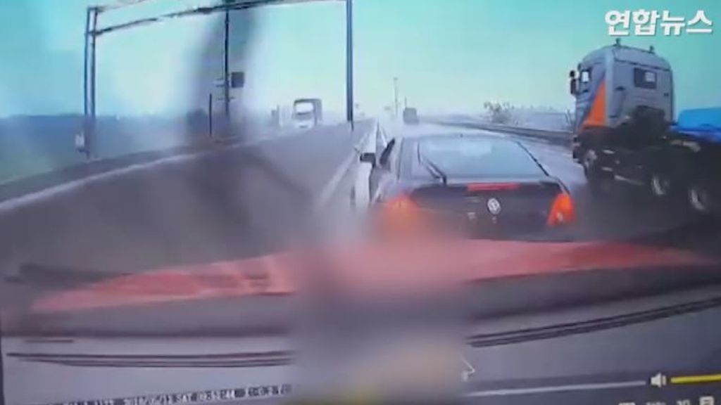 Empotra su coche para frenar a un conductor desmayado