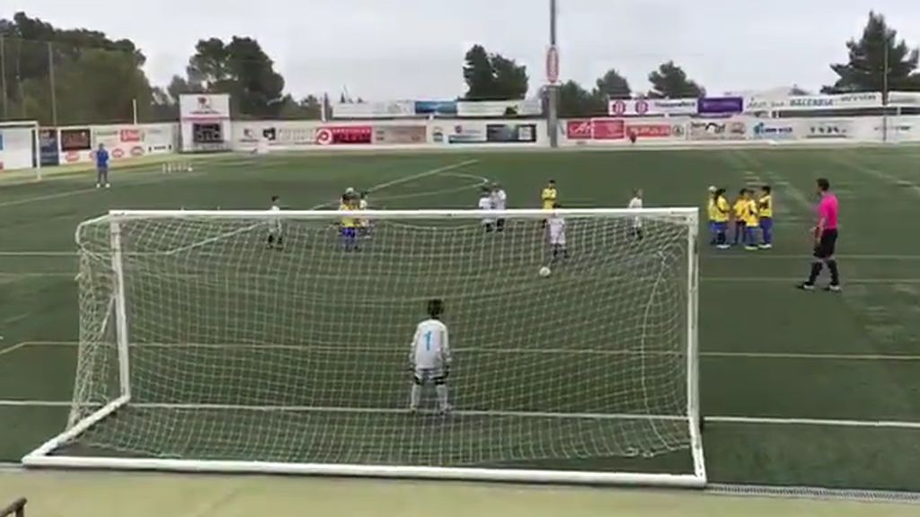 Un niño de siete años y su entrenador, de 18, dan una lección al fútbol ante un penalti injusto 👏
