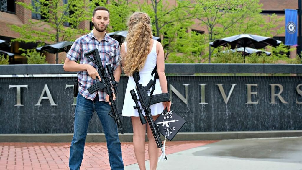 Una estudiante acude a su graduación vistiendo un precioso fusil de combate