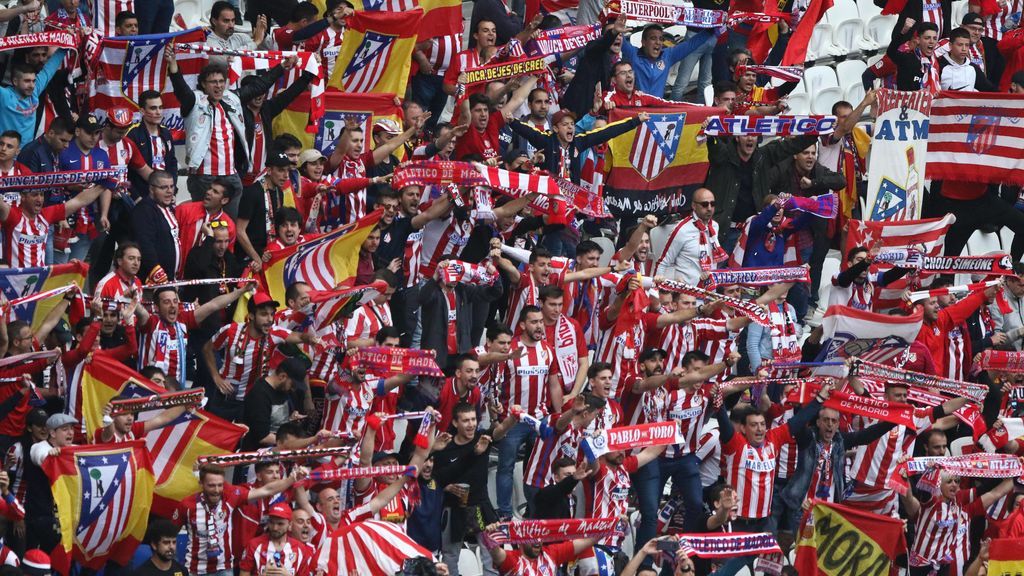 Miles de aficionados del Atlético acuden a Neptuno tras ganar la Europa League
