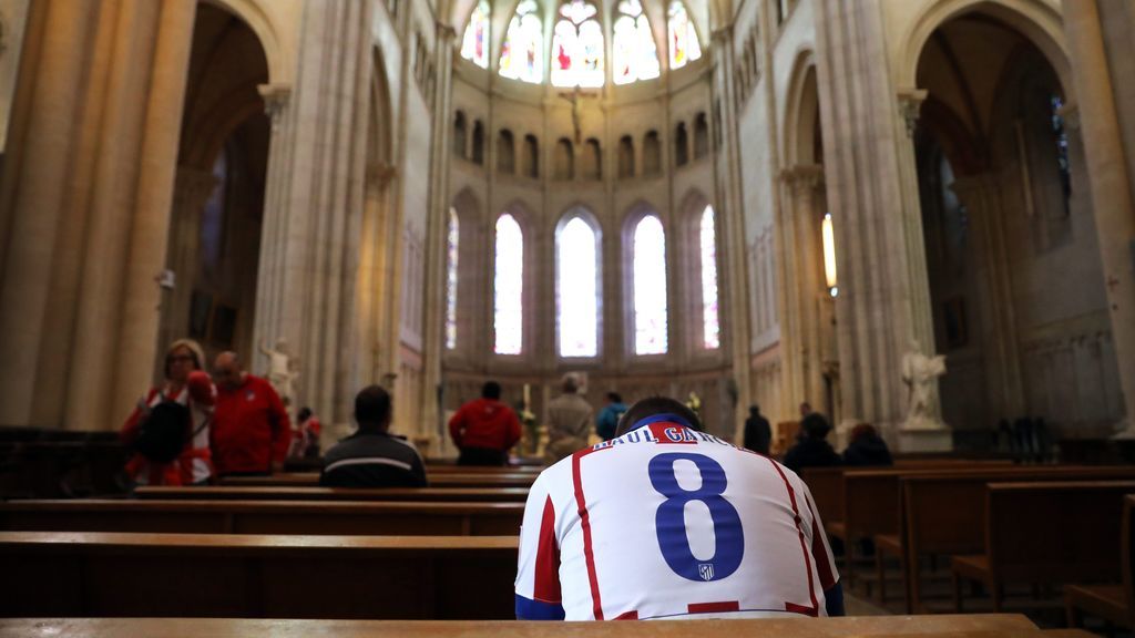 La imagen viral de un aficionado del Atlético rezando en la Catedral de Lyon antes de jugar la final