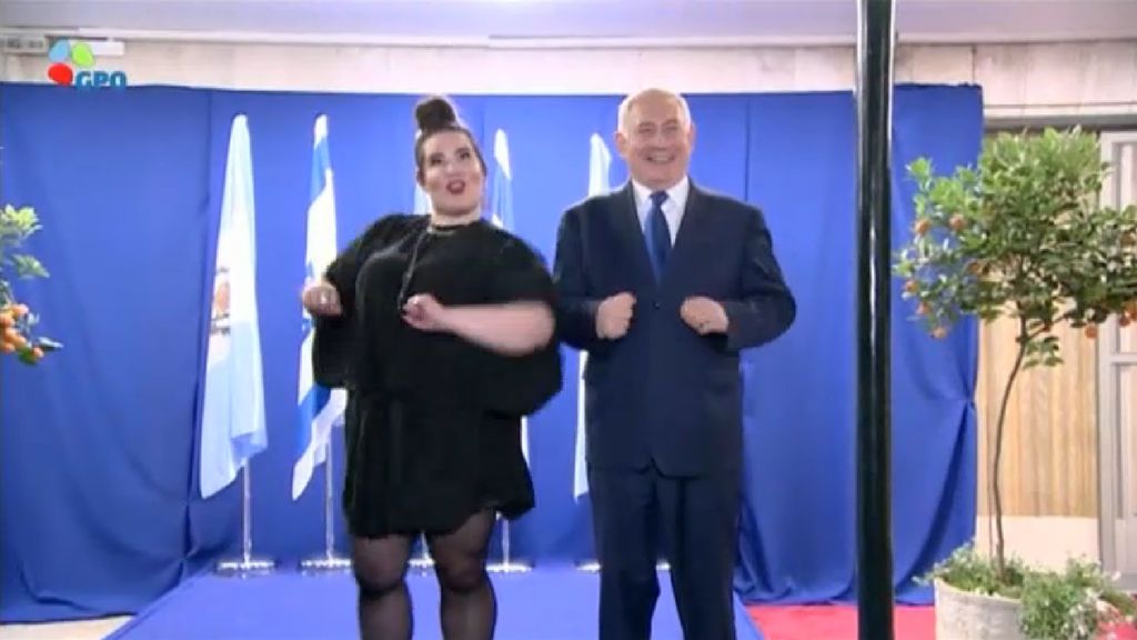 El primer ministro de Israel se suma al baile de la gallina junto con Netta, ganadora de Eurovisión