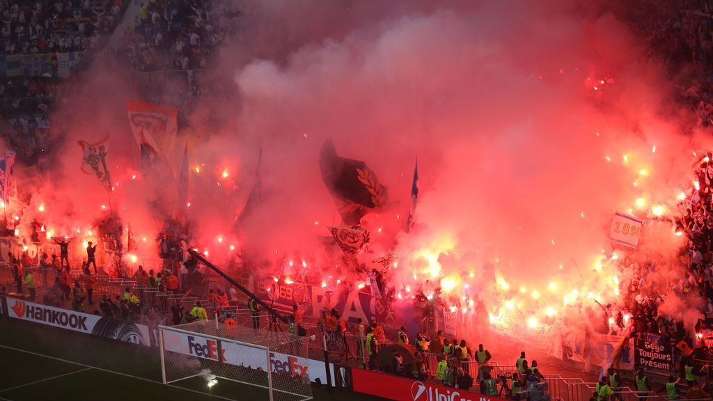 La guerra de bengalas entre radicales del Atlético y del Marsella en los aledaños del estadio