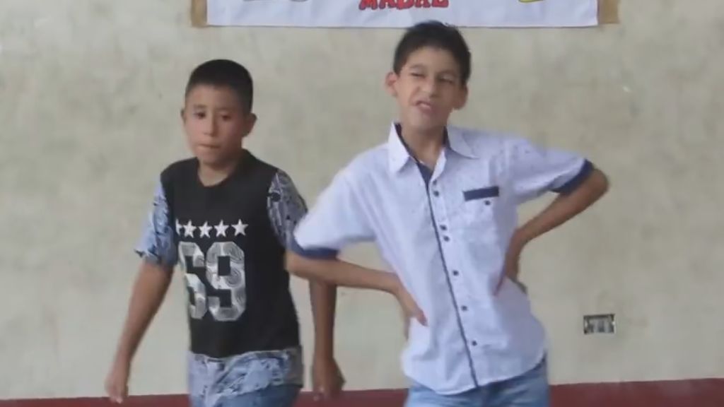 El divertido baile de un niño imitando a Olivia Newton John en 'Grease'