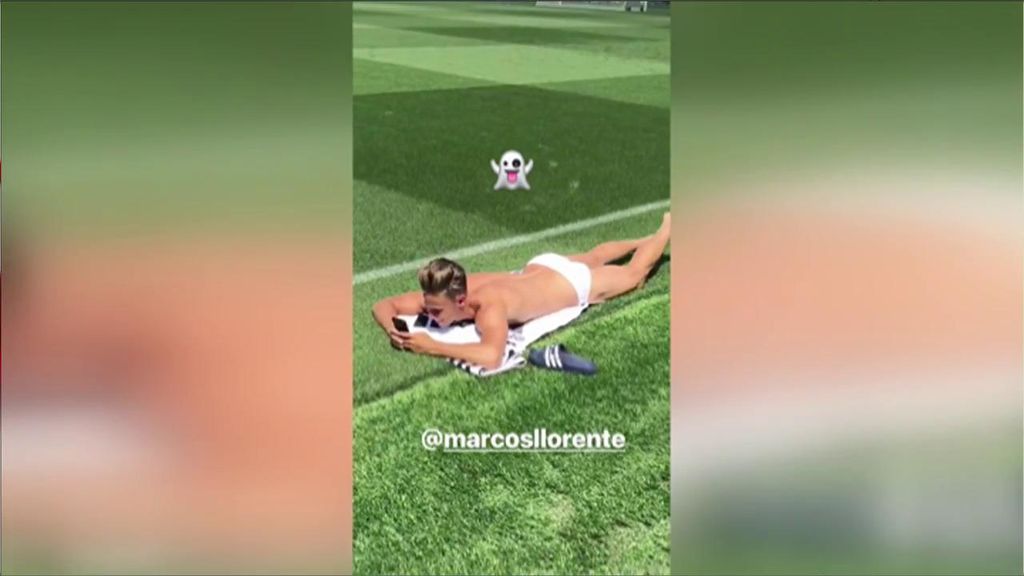 La pillada de Marco Asensio a Llorente mientras tomaba el sol en el césped de Valdebebas