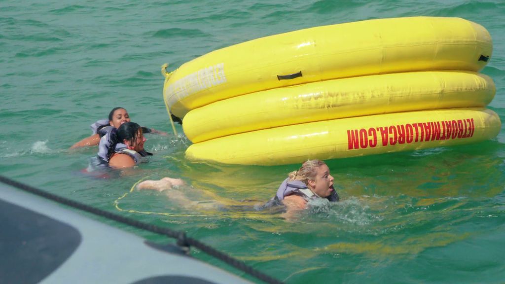 Las Fernández montan en un 🍩  inflable y acaban naufragando tras "volar por los aires": "Casi perdemos la vida"