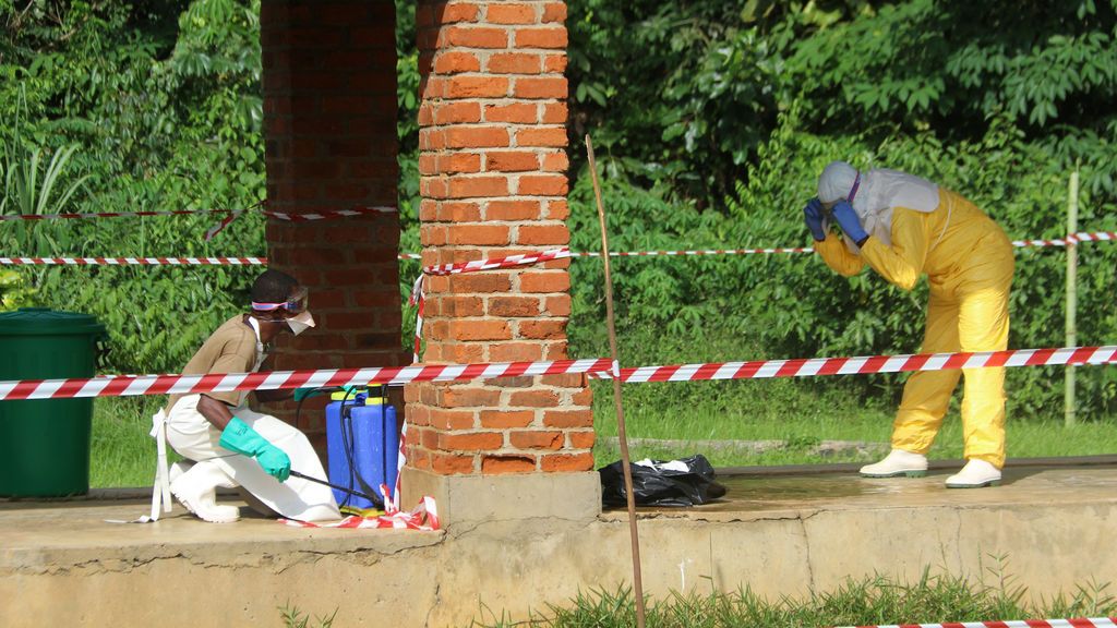 El ébola se extiende en el Congo: La OMS alerta a 9 países vecinos para evitar una epidemia