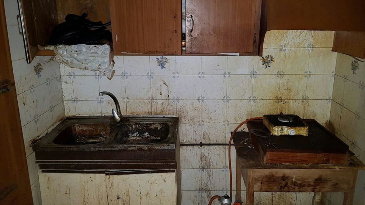 Así era la casa del acusado de tener encerradas a su mujer y a su hija