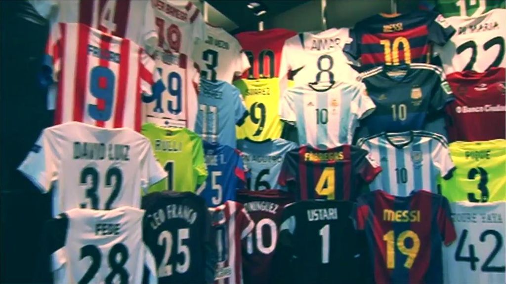 El museo VIP de camisetas que Leo Messi tiene en su casa: Casillas, Cesc, Puyol…