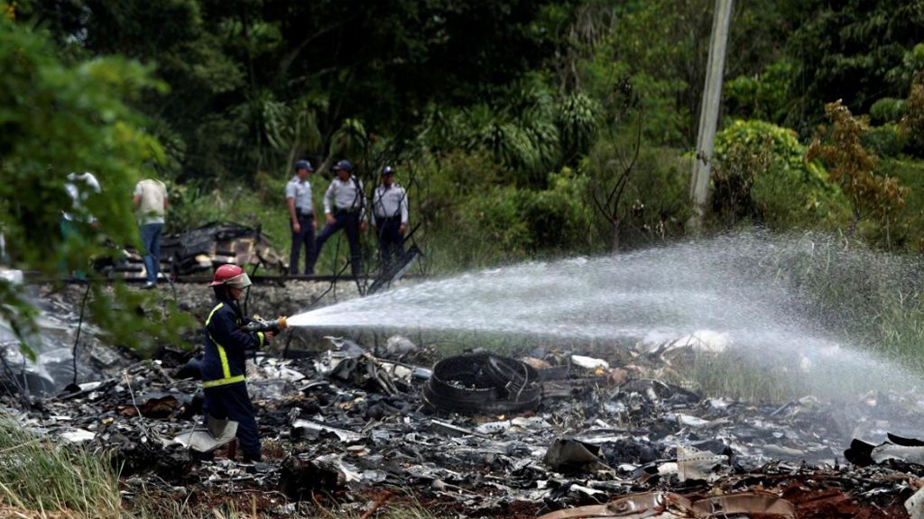 Varias dotaciones de bomberos, policía y profesional sanitario trabaja en la zona