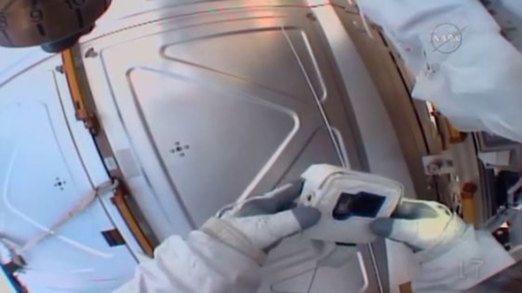 Houston, un astronauta olvida la tarjeta de memoria en la Tierra