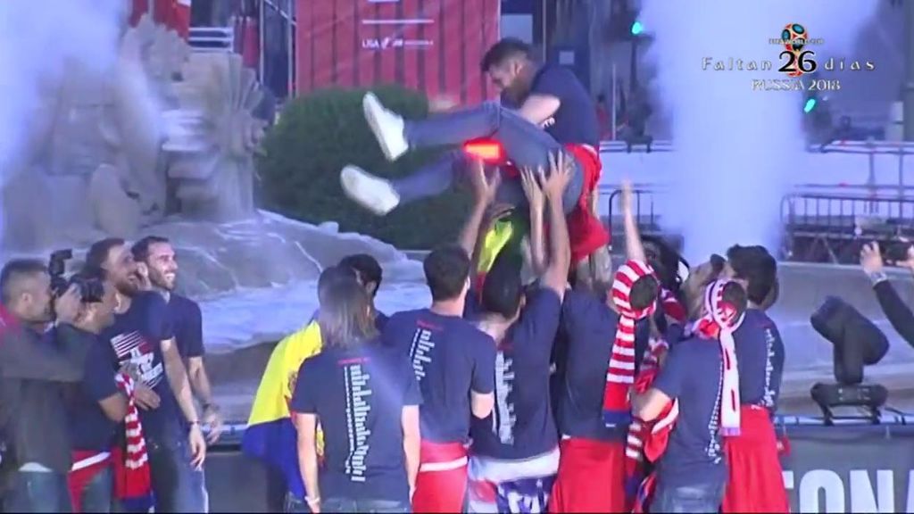 Los jugadores del Atlético de Madrid mantean a Simeone en Neptuno