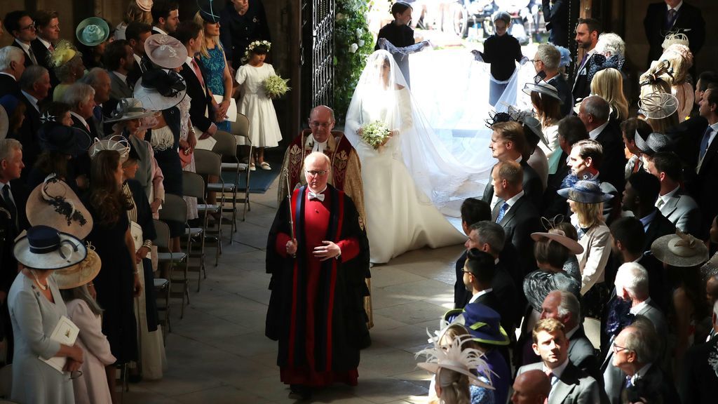 Meghan Markle entró en la Capilla de Windsor sola, seria y muy nerviosa