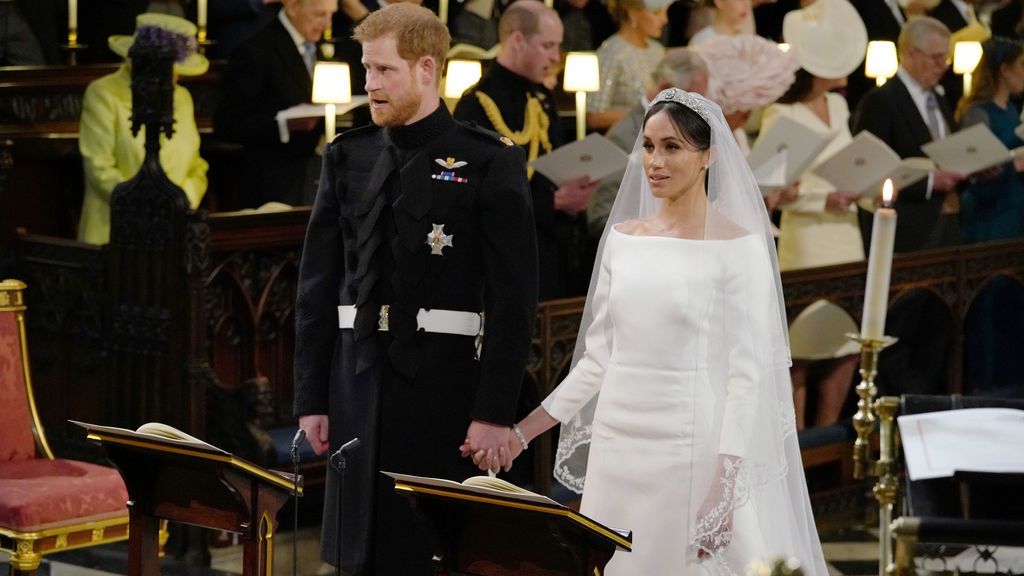 Los novios, cantando durante la ceremonia