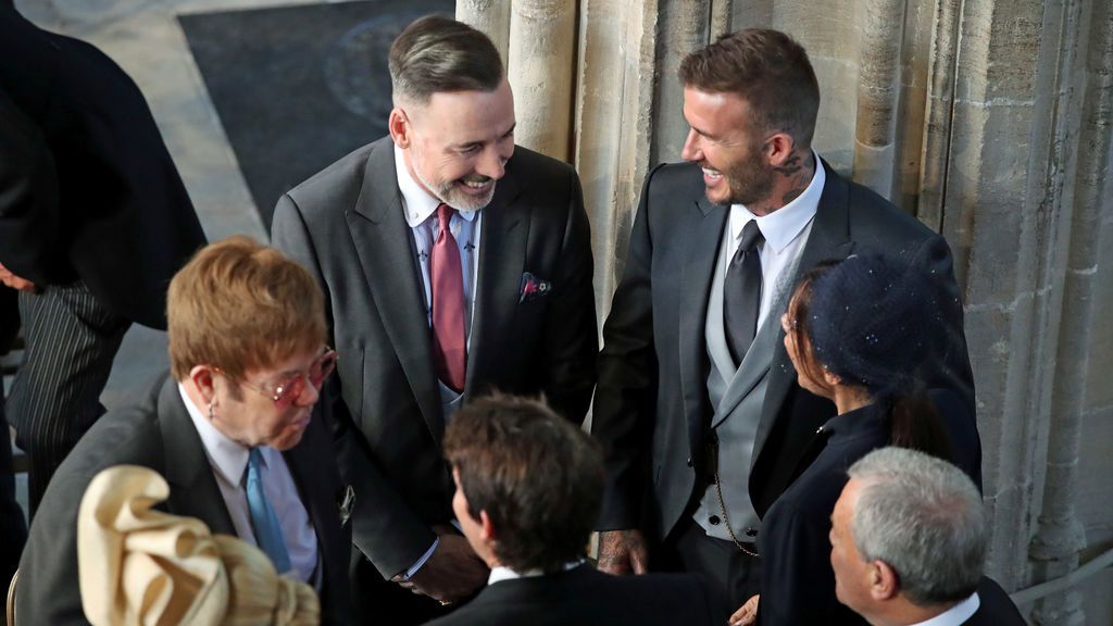 David y Victoria Beckham hablan con Sir Elton John y David Furnish