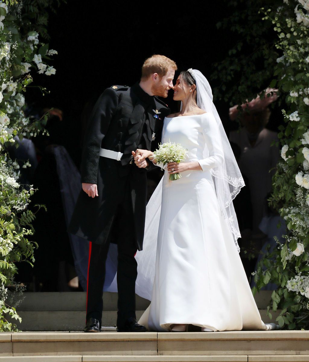 Los novios se besan a la salida de la capilla