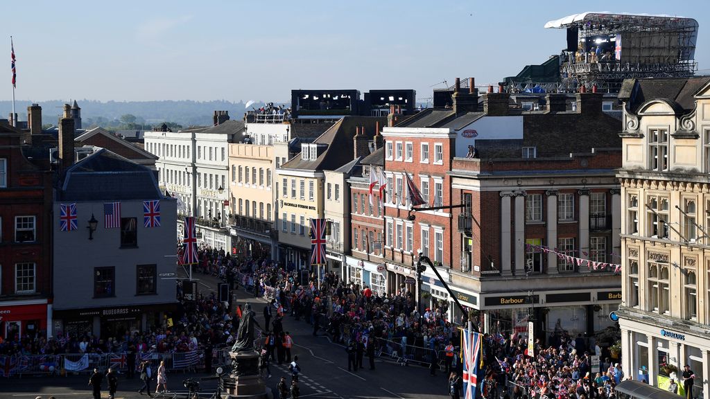 Centenares de personas rodean el Windsor para no perderse el enlace