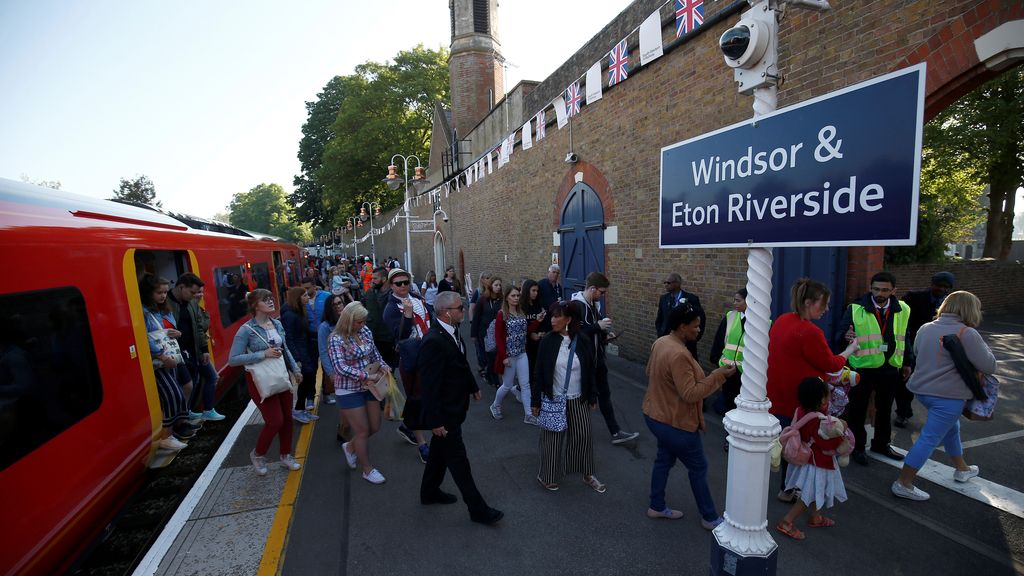 Los trenes se llenan de gente que quiere ver a los novios