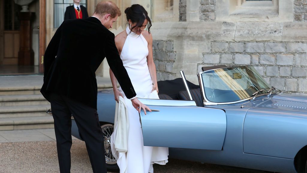El príncipe Harry y Meghan Markle ponen punto final a su boda en un coche deportivo