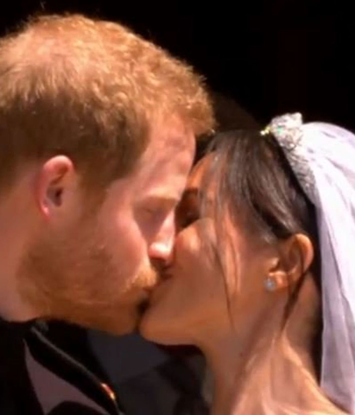 Que se besen, que se besen: la multitud pidió beso a la salida de la boda de Meghan y Harry, y lo hubo